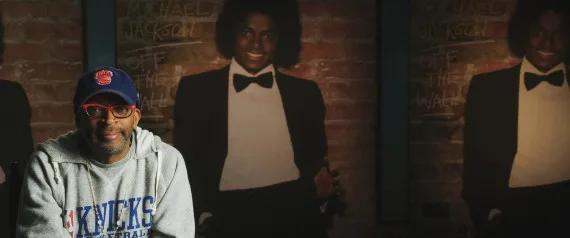 Ο Spike Lee μπροστά από αφίσα του Michael Jackson.