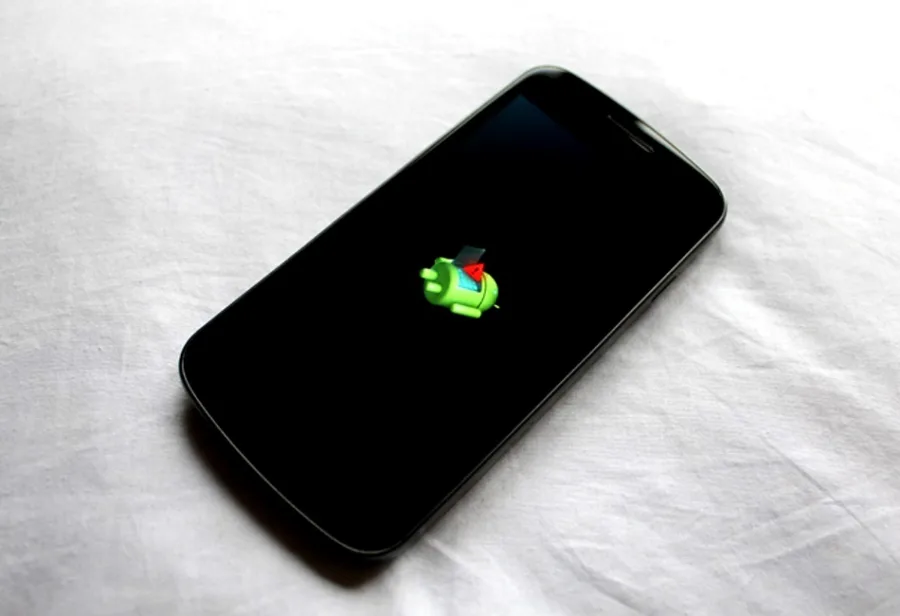 Smartphone με το εικονίδιο σφάλματος του Android σε μαύρη οθόνη.