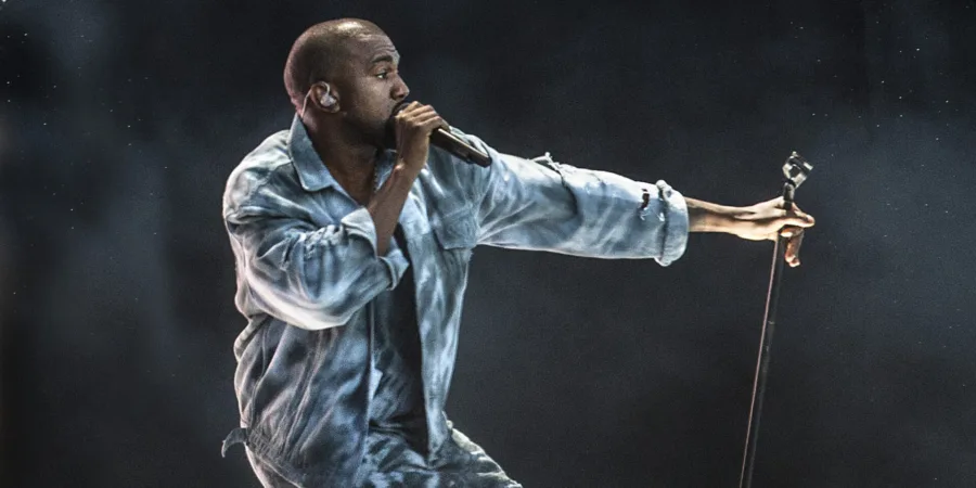 Ο Kanye West σε ζωντανή εμφάνιση στη σκηνή του Wireless Festival στο Μπέρμιγχαμ.