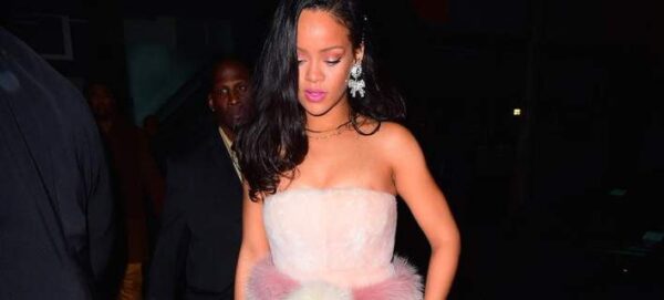 Η Rihanna πήγε έτσι ντυμμένη σε μια εκδήλωση και έχει γίνει χαμός