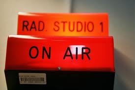 Φωτεινή ένδειξη On Air και Rad. Studio 1 σε ραδιοφωνικό σταθμό.