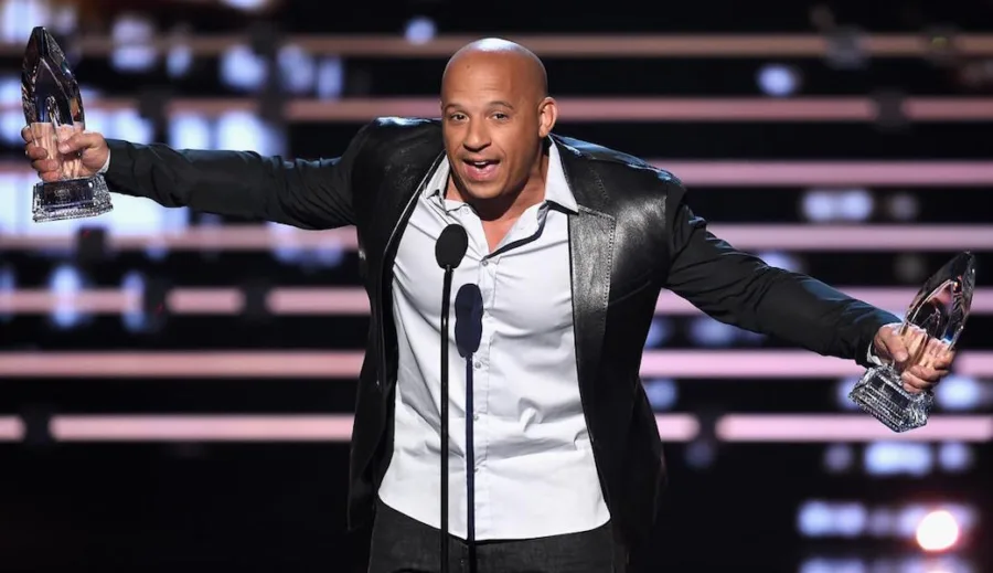 Ο Vin Diesel στη σκηνή των People's Choice Awards κρατώντας δύο βραβεία.