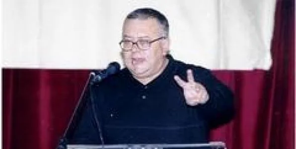 Ο Δημήτρης Καμαρινόπουλος μιλάει σε μικρόφωνο.