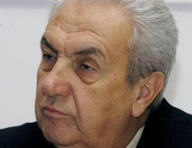 Κοντινό πορτρέτο του Δημήτρη Κοντομηνά.