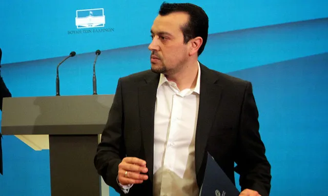 Ο Νίκος Παππάς σε βήμα ομιλίας
