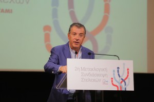 Ο Σταύρος Θεοδωράκης σε ομιλία στο βήμα συνεδρίου.