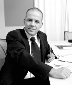 Ο δημοσιογράφος Τάσος Τέλλογλου σε γραφείο.