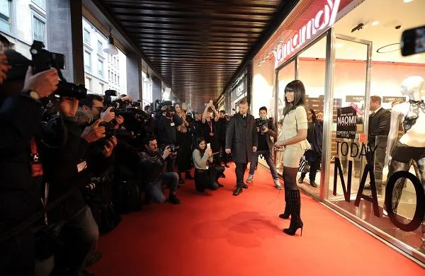 Η Naomi Campbell ποζάρει μπροστά από το κατάστημα Yamamay στο Μιλάνο, περιτριγυρισμένη από φωτογράφους.