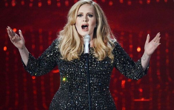 Η Adele όπως δεν την έχετε ξαναδεί: Άβαφη και ατημέλητη με το παιδί της!