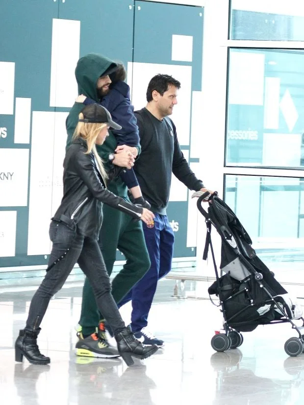 EXCLUSIVE: **NO WEB** Shakira is welcomed in Barcelona by Gerard Pique and children as she arrives from Miami.
