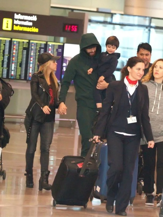 EXCLUSIVE: **NO WEB** Shakira is welcomed in Barcelona by Gerard Pique and children as she arrives from Miami.