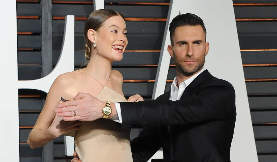 Η Behati Prinsloo και ο Adam Levine στο Vanity Fair Oscar Party 2015 στο Μπέβερλι Χιλς.