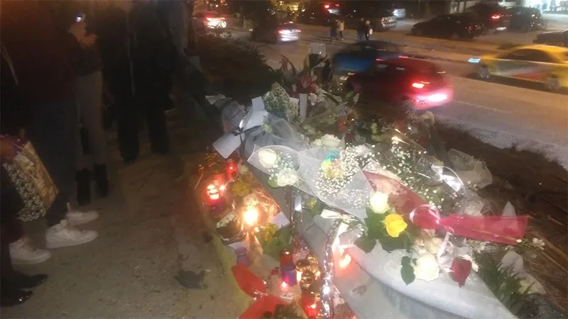 Λουλούδια και κεριά στο σημείο του τροχαίου του Παντελή Παντελίδη.