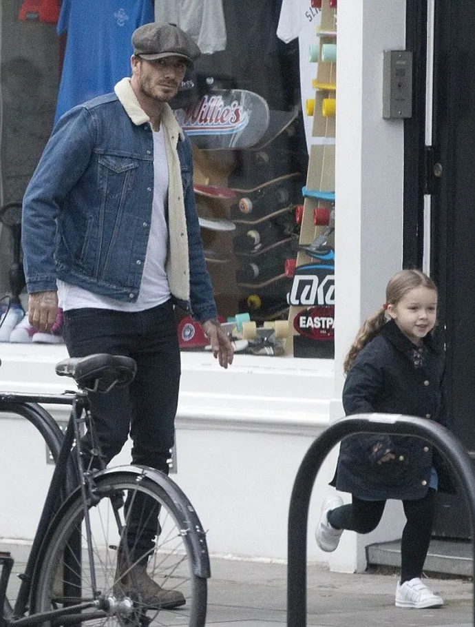 Στο Λονδίνο βρίσκεται αυτές τις ημέρες ο David Beckham με την οικογένειά του. Ο φωτογραφικός φακός τον εντόοισε σε μια χαλαρή βόλτα έχοντας για παρέα την κόρη του, Harper.