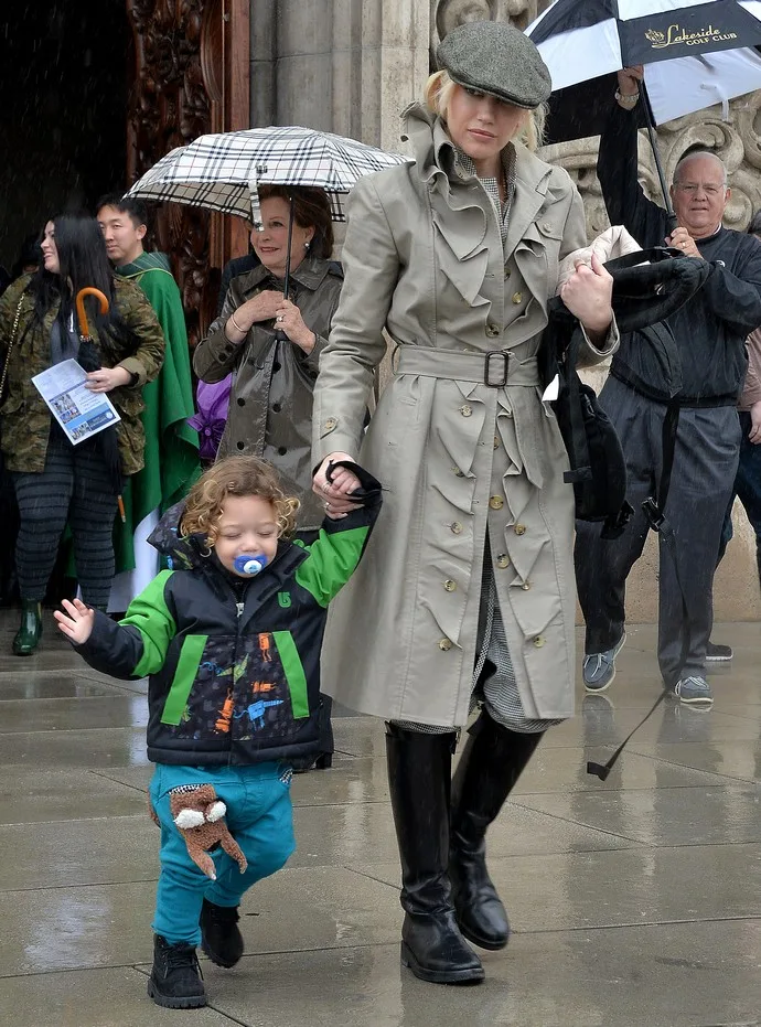 Η Gwen Stefani και ο γιος της, Apollo, αποχωρούν από την Εκκλησία στο Λος Άντζελες, το πρωί της Κυριακής.