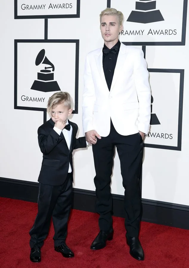 epa05163700 Justin Bieber, (R), and his brother, Jaxon Bieber (L) arrive for the 58th annual Grammy Awards held at the Staples Center in Los Angeles, California, USA, 15 February 2016. EPA/PAUL BUCK