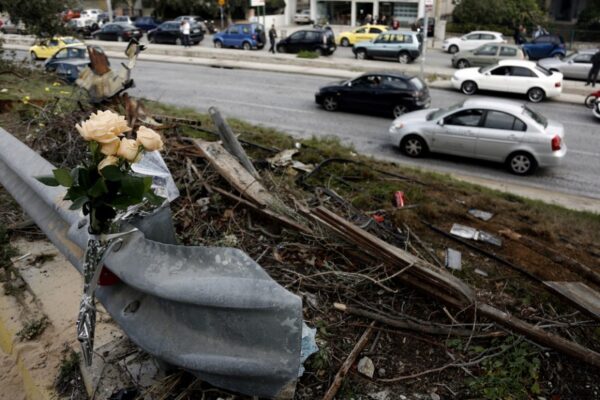 Κόσμος αφήνει λουλούδια στο σημείο που σκοτώθηκε ο Παντελίδης.