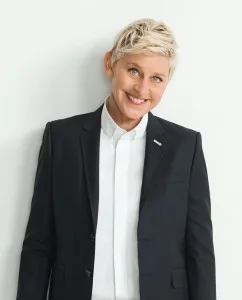 Ellen DeGeneres με μαύρο σακάκι και λευκό πουκάμισο.