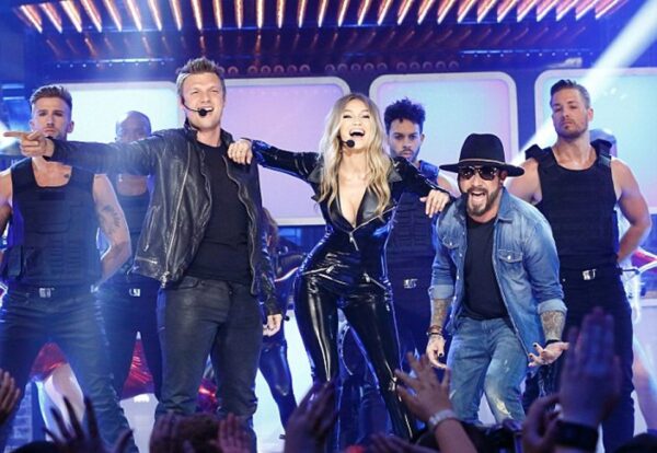 H Gigi Hadid εμφανίστηκε on stage μαζί με τους Backstreet Boys!