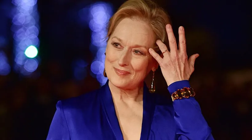 Η Meryl Streep σε επίσημη εμφάνιση με μπλε ένδυμα.
