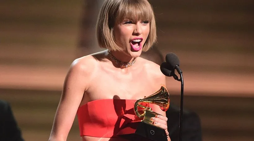 Η Taylor Swift με βραβείο Grammy στη σκηνή.