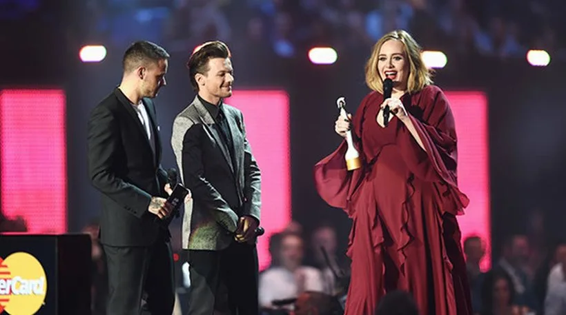 Η Adele και μέλη των One Direction στη σκηνή των Brit Awards.