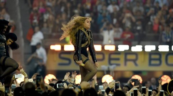 Η Beyonce παραλίγο να πέσει στο αμερικανικό Superbowl! Δείτε το!