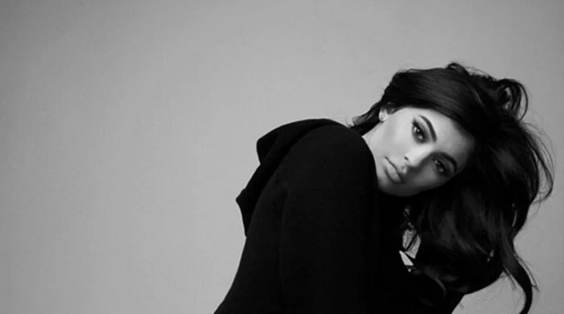 Ασπρόμαυρο πορτρέτο της Kylie Jenner με μαύρα μαλλιά.