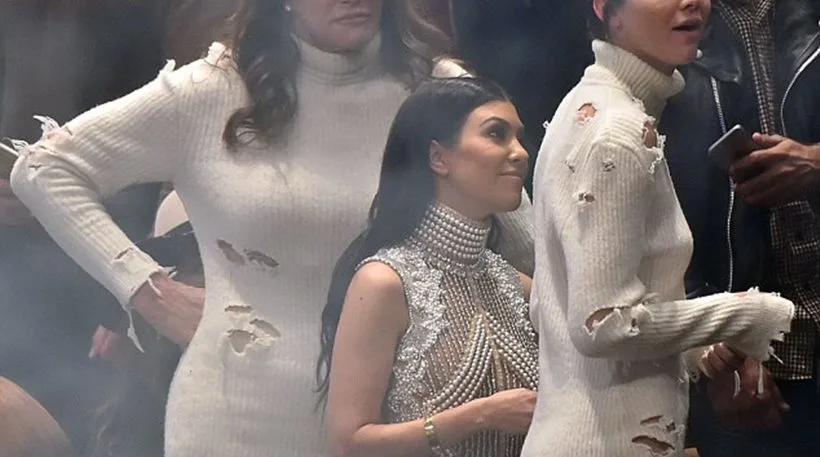 Η Caitlyn Jenner και η Kendall Jenner με πανομοιότυπα λευκά φορέματα.