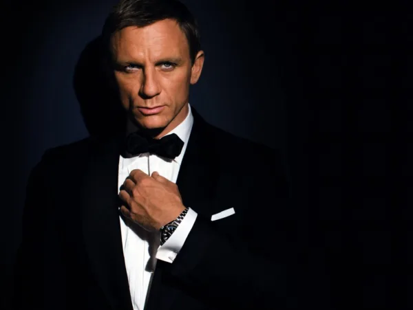 Ο Daniel Craig ως James Bond με μαύρο σμόκιν και παπιγιόν.
