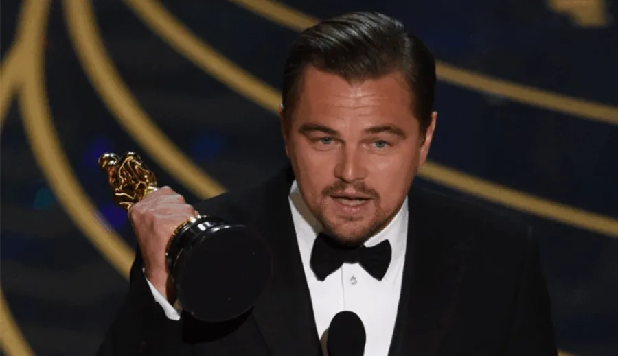 Ο Leonardo DiCaprio κρατάει το βραβείο Oscar στην τελετή απονομής.