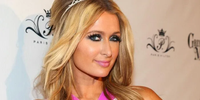 αρραβωνιάστηκε η Paris Hilton