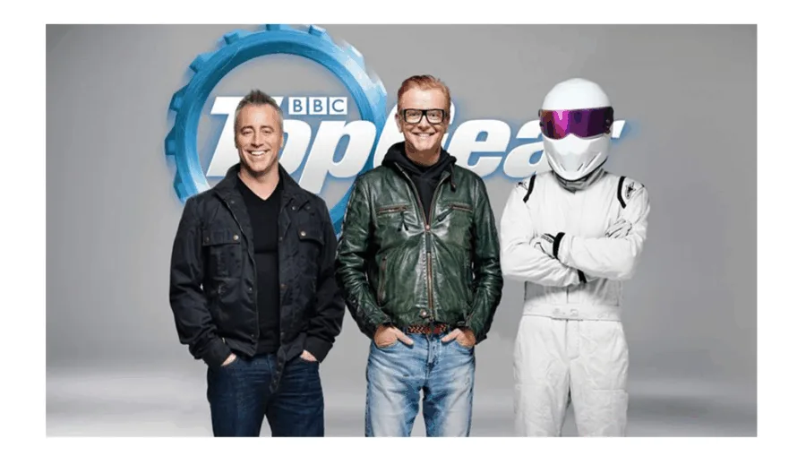 Ο Matt LeBlanc, ο Chris Evans και ο Stig μπροστά από το λογότυπο του Top Gear.