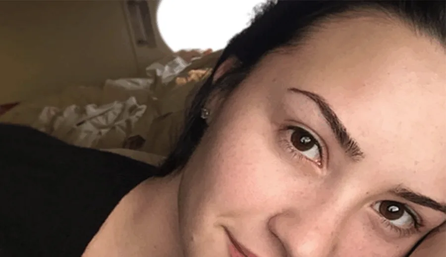 Η Demi Lovato χωρίς μακιγιάζ σε κοντινό πλάνο.