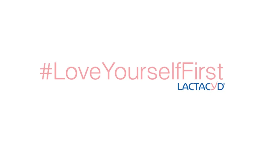 Το hashtag #LoveYourselfFirst και το λογότυπο Lactacyd σε λευκό φόντο.