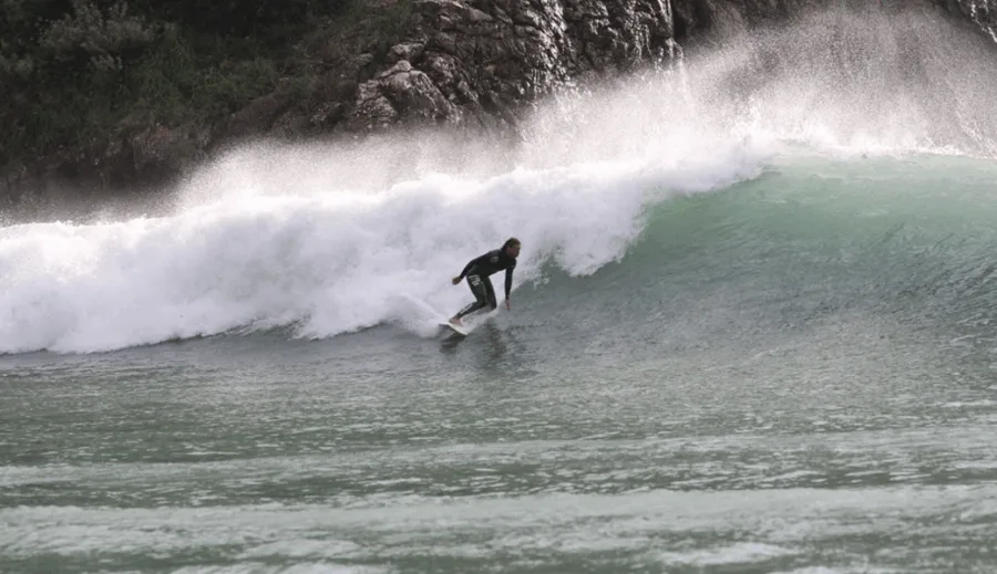 Surfer σε κύμα στο Mediterranean Surf Contest στην Πάργα.