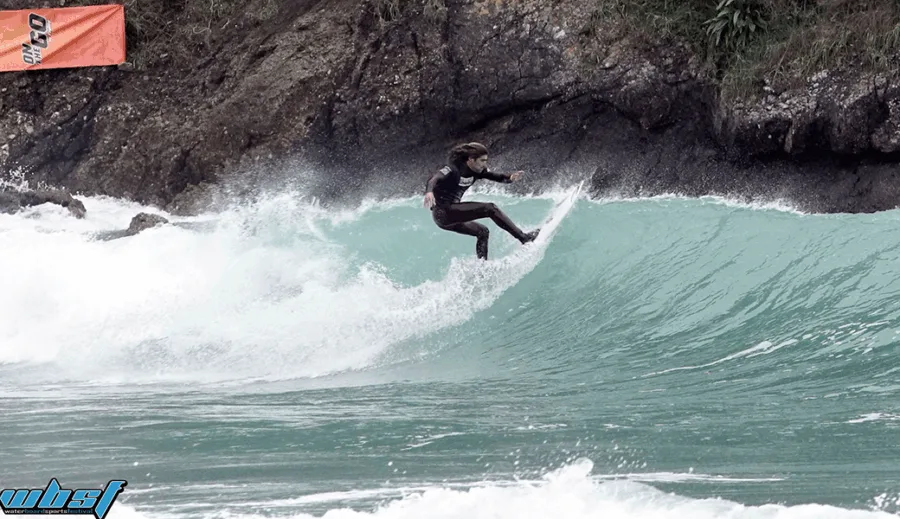 Αθλητής surf σε κύμα στην Πάργα κατά το 1ο Mediterranean Surf Contest.