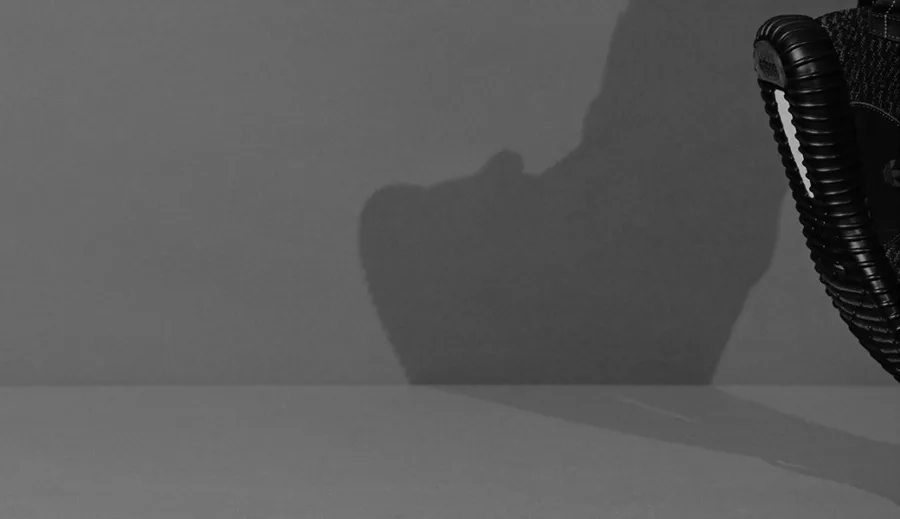 Κοντινό πλάνο του sneaker adidas Originals YEEZY BOOST 350 σε μαύρο χρώμα.