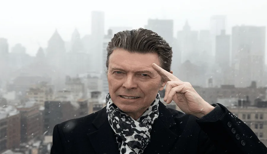Ο David Bowie σε ταράτσα με φόντο την πόλη