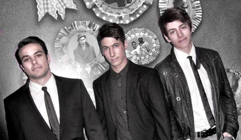 Τα μέλη του συγκροτήματος Boys and Noise σε επίσημη εμφάνιση.
