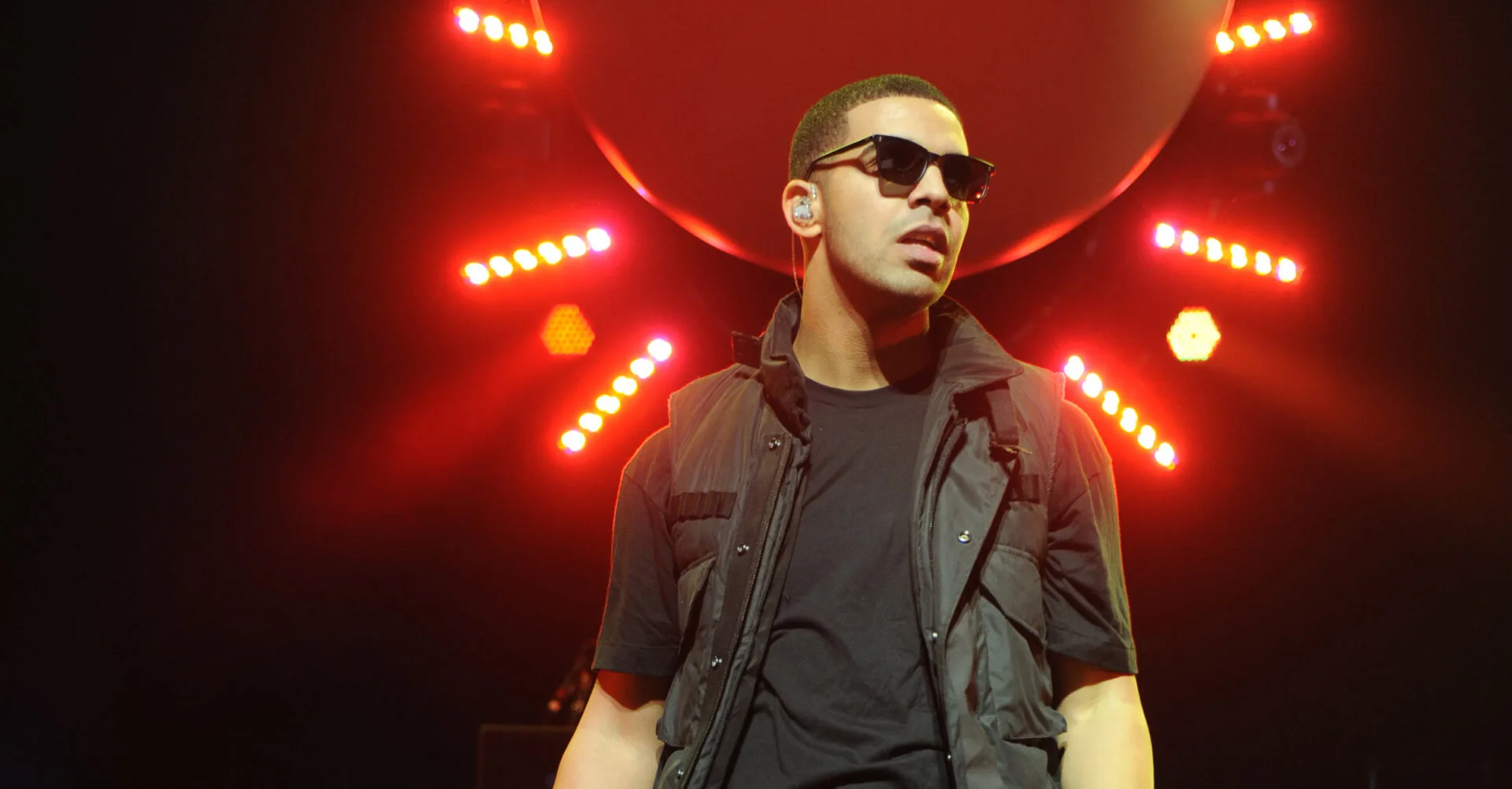 Ο Drake στη σκηνή με γυαλιά ηλίου και γιλέκο