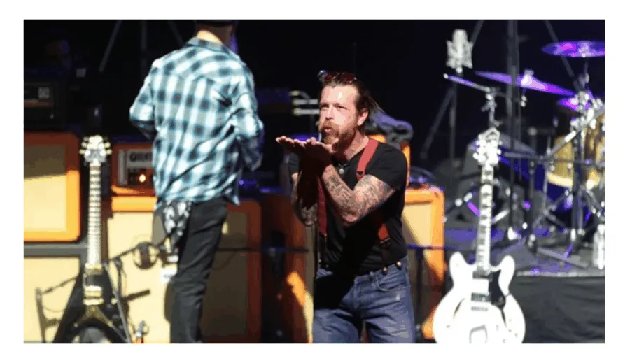 Ο Jesse Hughes των Eagles of Death Metal στη σκηνή.