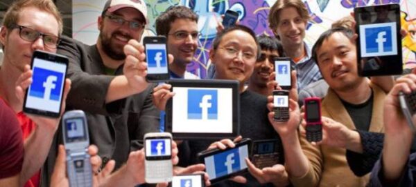 Το Facebook είναι τόσο εθιστικό όσο και η κοκαΐνη -Τι δείχνουν μελέτες