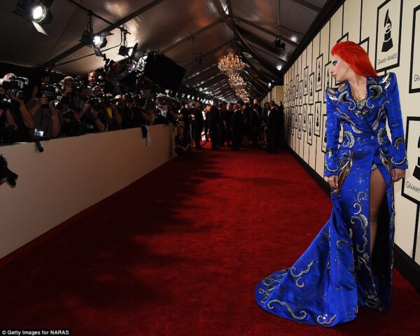 Δείτε φωτογραφίες και βίντεο από το Red Carpet των GRAMMYs!