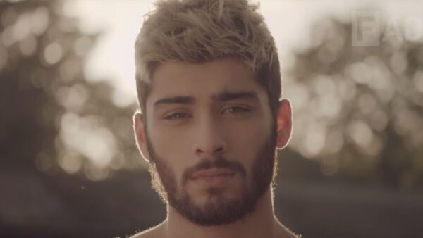 Δες τον Zayn Malik να παρουσιάζει το νέο του κομμάτι “It’s You”.