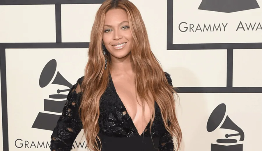 Η Beyoncé στα βραβεία Grammy με μαύρο φόρεμα.