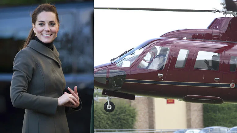 Η Kate Middleton χαμογελάει δίπλα σε φωτογραφία ενός ελικοπτέρου σε πτήση.