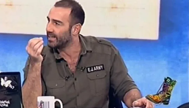 Ο Αντώνης Κανάκης στο πλατό της εκπομπής Ράδιο Αρβύλα.