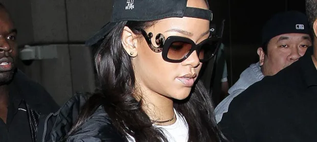 Η Rihanna με μαύρο καπέλο και ιδιαίτερα γυαλιά ηλίου.
