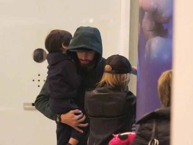 EXCLUSIVE: **NO WEB** Shakira is welcomed in Barcelona by Gerard Pique and children as she arrives from Miami.